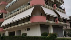 Τέντες με βραχίονες σε γωνιακά μπαλκόνια πολυκατοικίας στη Λιβαδειά.