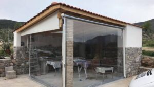 Διάφανη ζελατίνα εξωτερικού χώρου σε κατοικία στη Λιβαδειά.