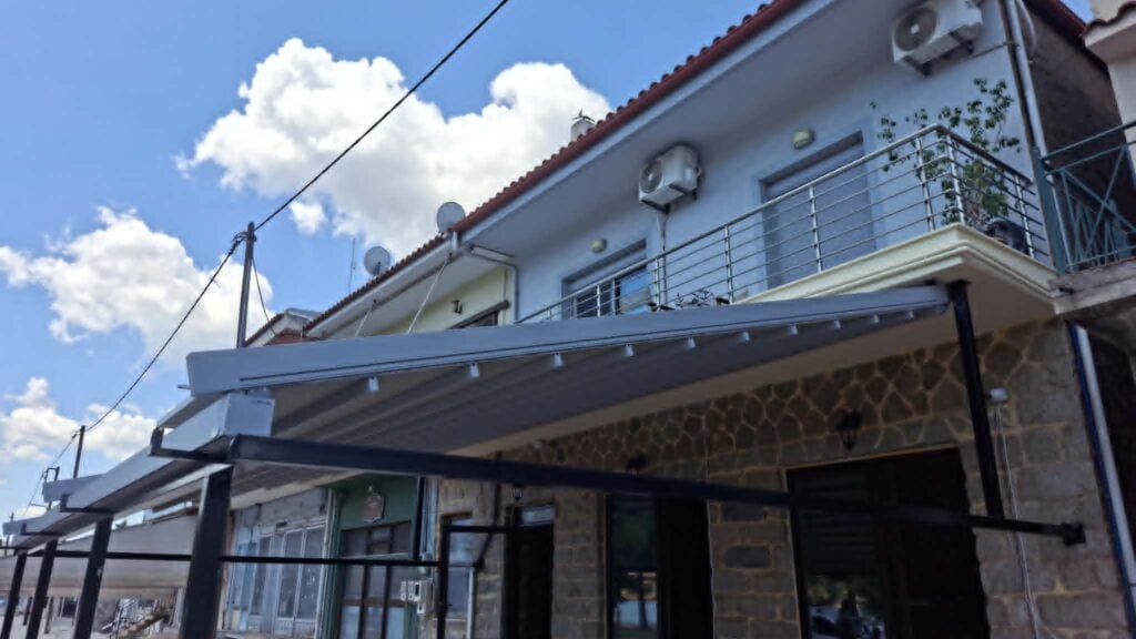 Πέργκολες σκίασης σε εξωτερικό χώρο καταστήματος στη Λαρυμνα.